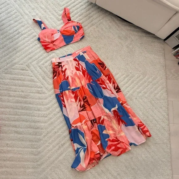 Like New! Women’s Floral Print Top and Maxi Skirt - Size Small - Picture 3 of 7